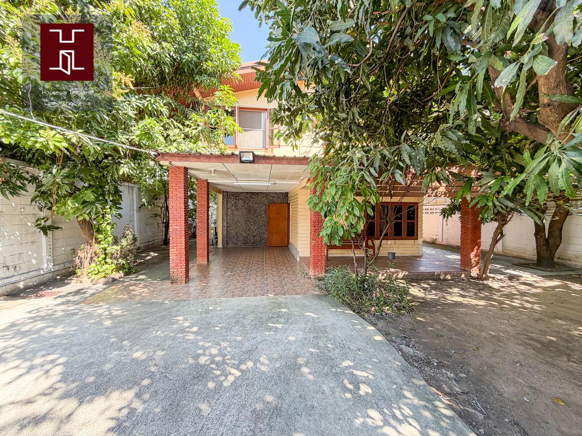 Classic 50-Year-Old House in Ekkamai Soi 10