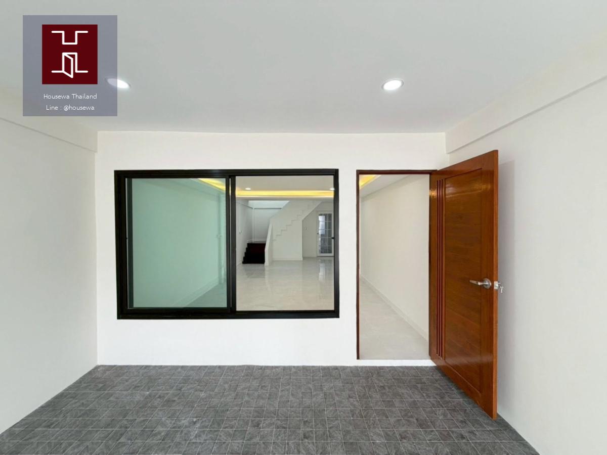 Newly Renovated Modern Minimal Townhome for Sale 🔥