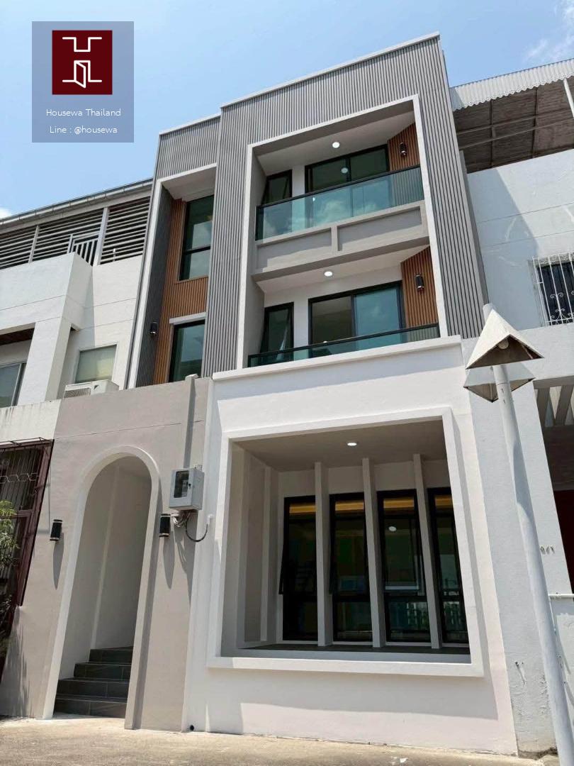 ขายทาวน์โฮมหรู 4.5 ชั้น พร้อมลิฟต์ส่วนตัว | ใกล้ BTS ปุณณวิถี 