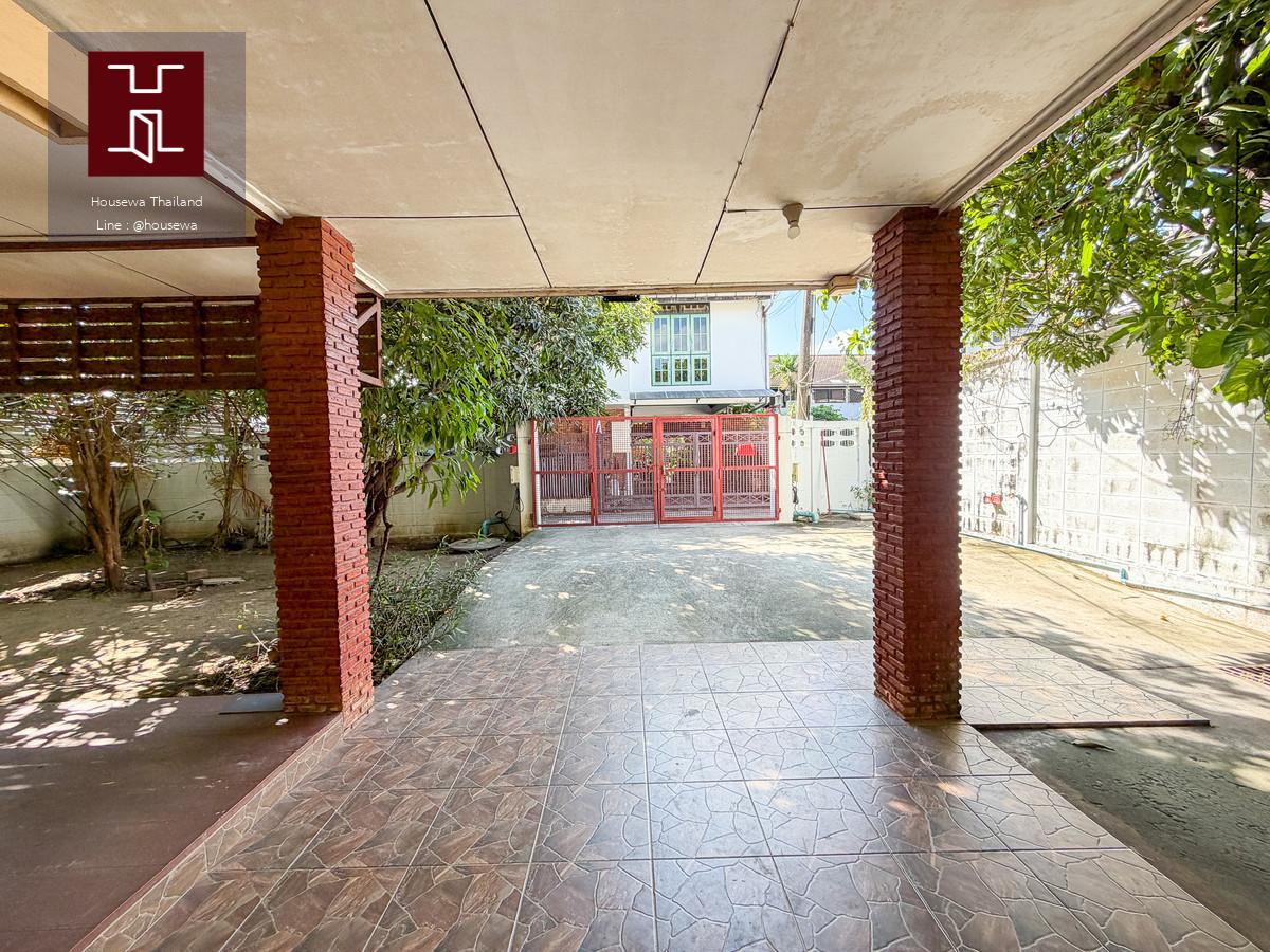 Classic 50-Year-Old House in Ekkamai Soi 10