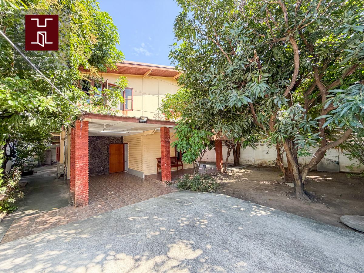 Classic 50-Year-Old House in Ekkamai Soi 10