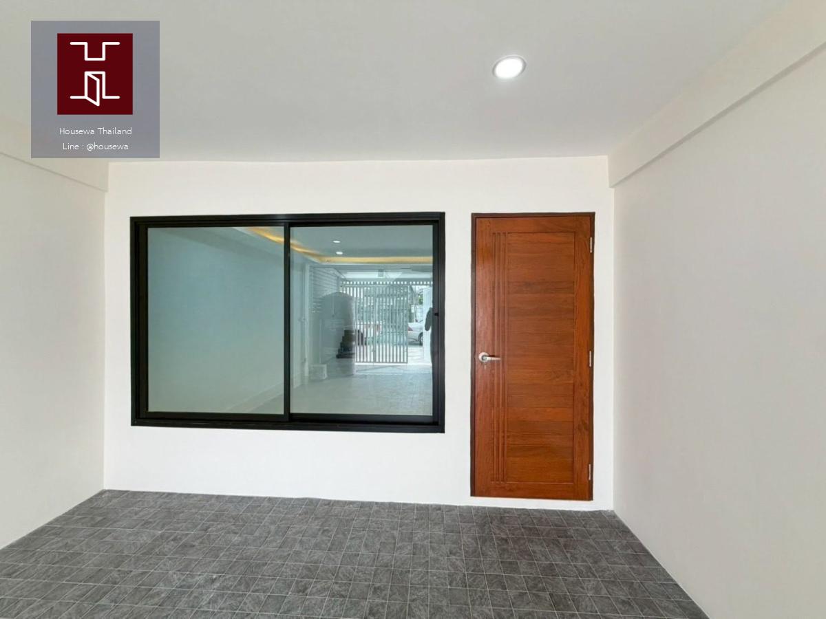 Newly Renovated Modern Minimal Townhome for Sale 🔥