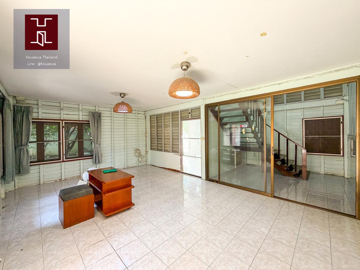 Classic 50-Year-Old House in Ekkamai Soi 10