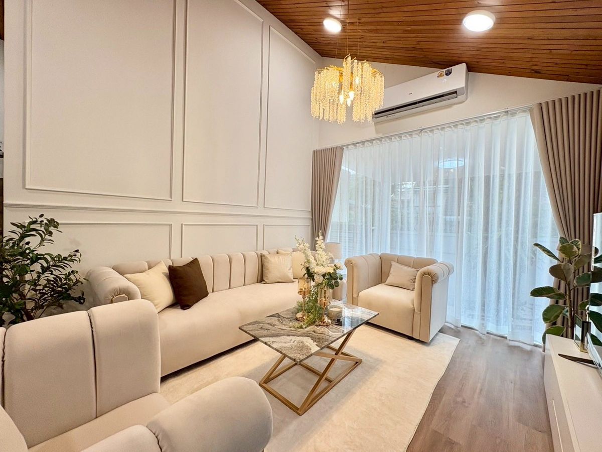 บ้านหรูพร้อมสระว่ายน้ำ ใจกลางรัชดา สำหรับเช่า