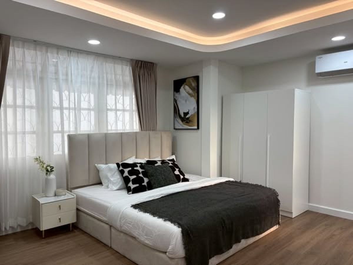 บ้านหรูพร้อมสระว่ายน้ำ ใจกลางรัชดา สำหรับเช่า