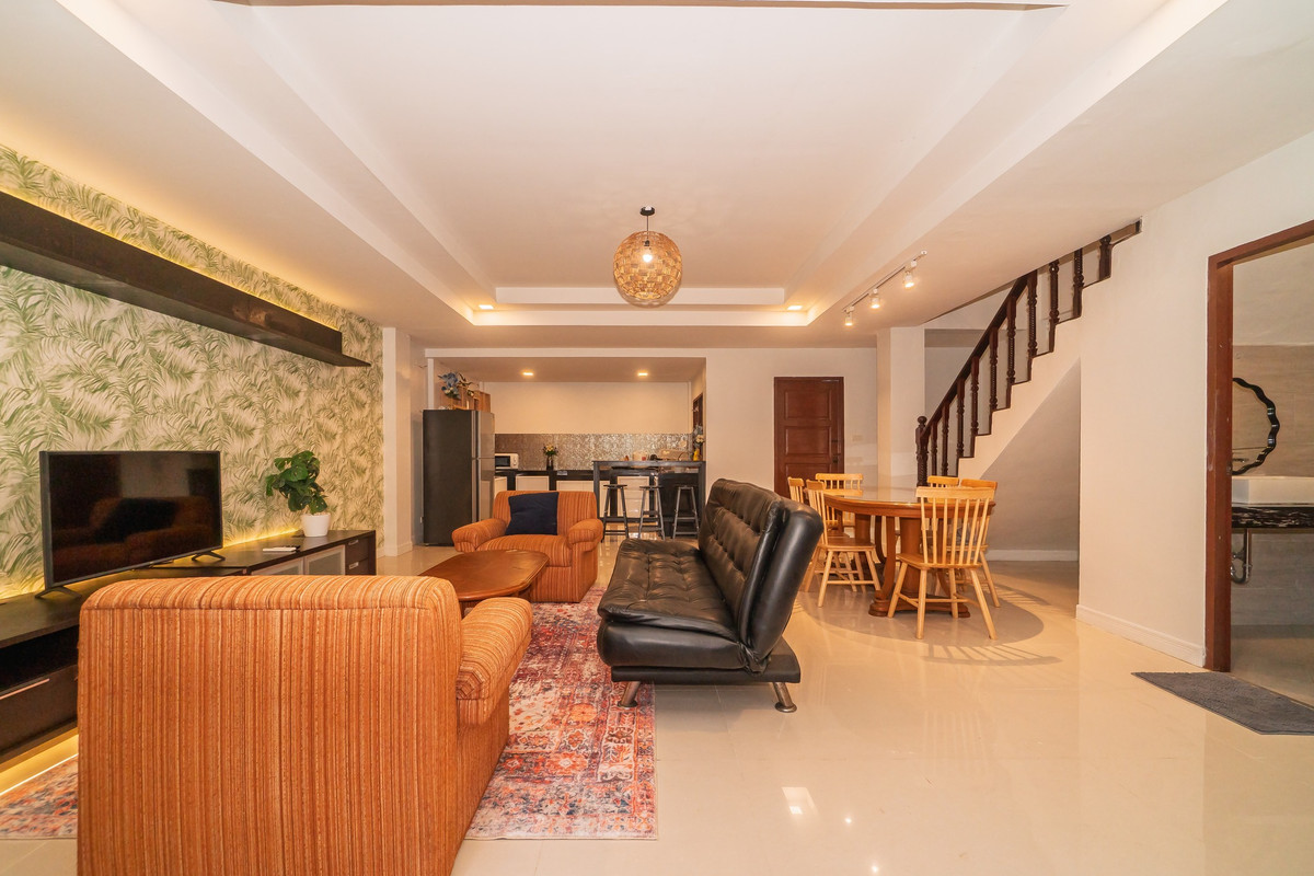 ปล่อยเช่าบ้านหรูใจกลางทองหล่อ – ทาวน์โฮม 5 ชั้น ออกแบบโดยสถาปนิก พร้อมดาดฟ้าส่วนตัว & โต๊ะพูล