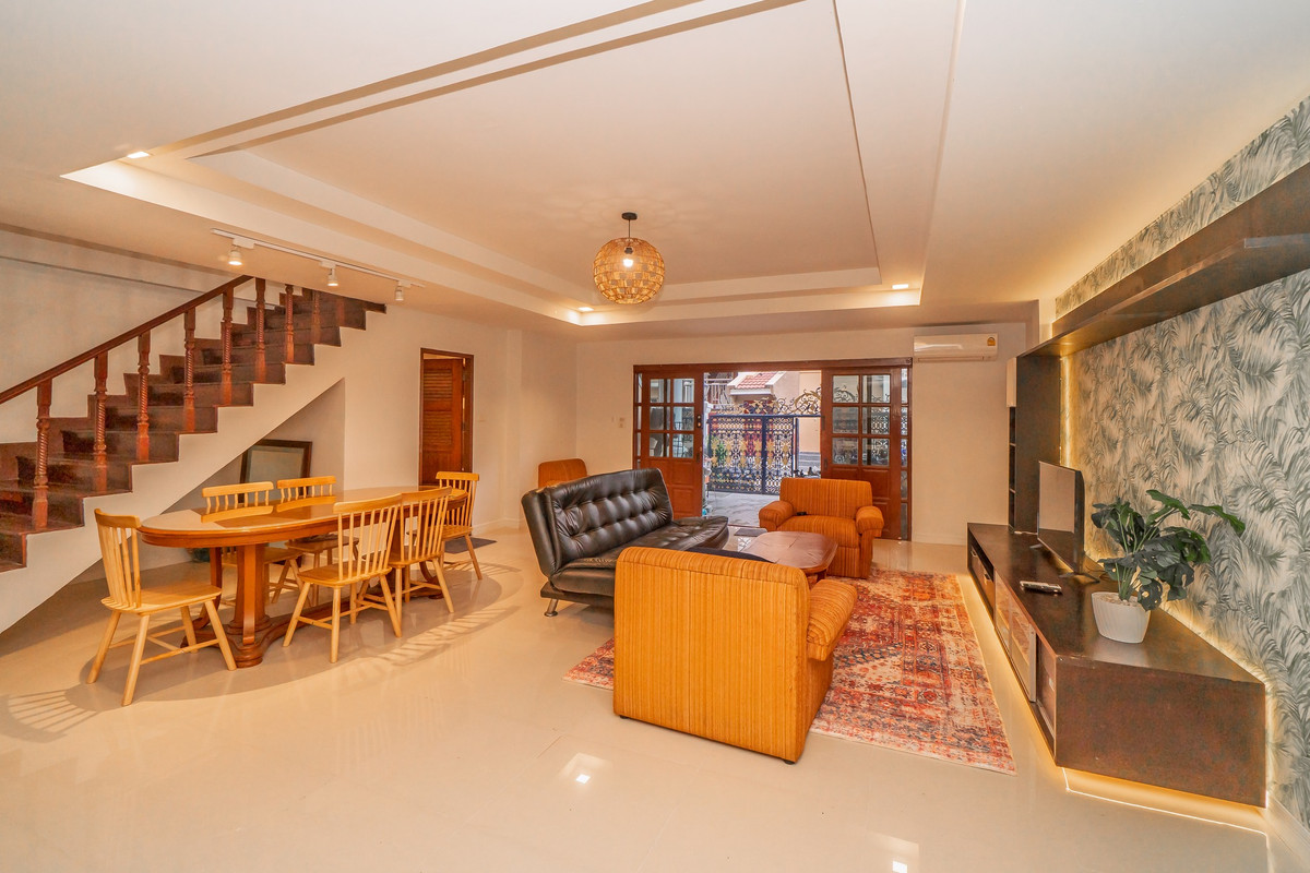 ปล่อยเช่าบ้านหรูใจกลางทองหล่อ – ทาวน์โฮม 5 ชั้น ออกแบบโดยสถาปนิก พร้อมดาดฟ้าส่วนตัว & โต๊ะพูล