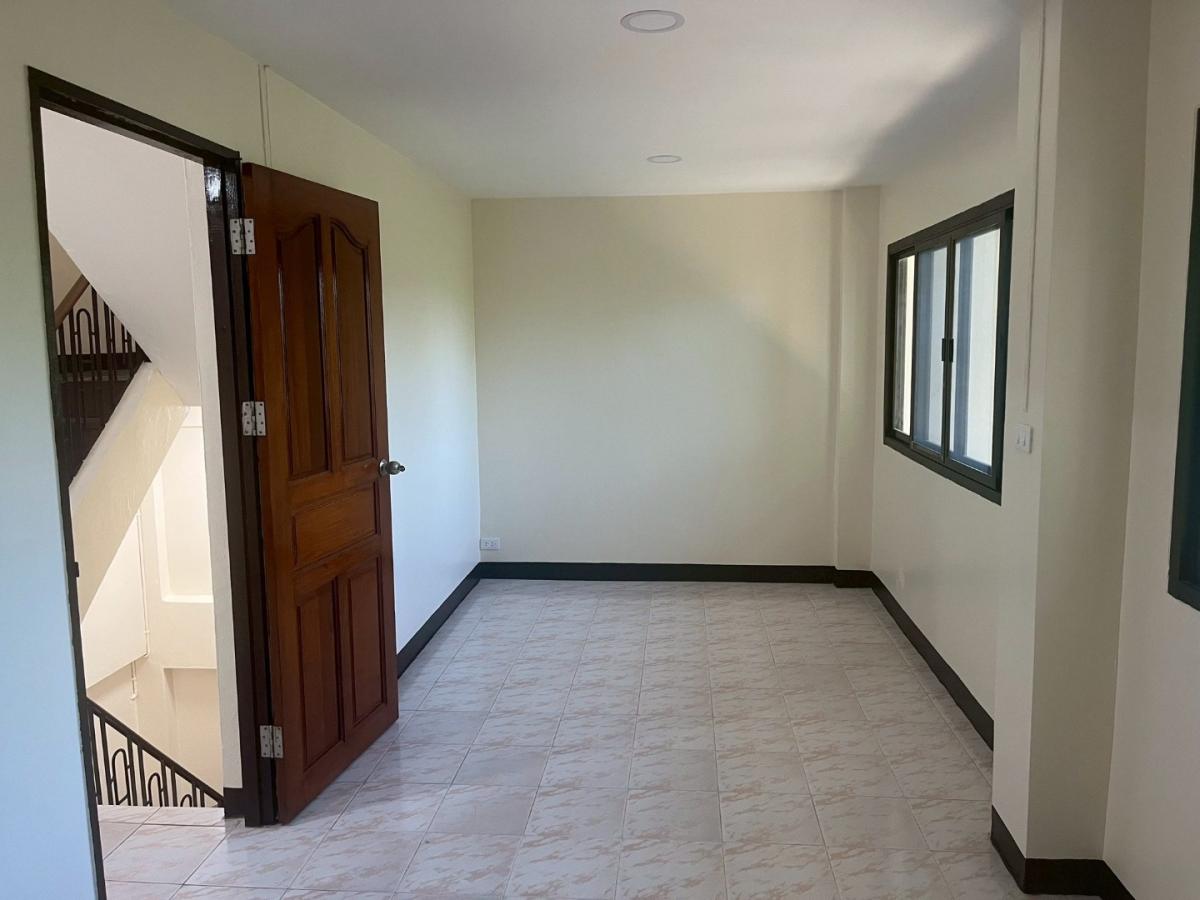 ทาวน์เฮ้าส์กว้าง ใกล้รถไฟฟ้าและทางด่วน