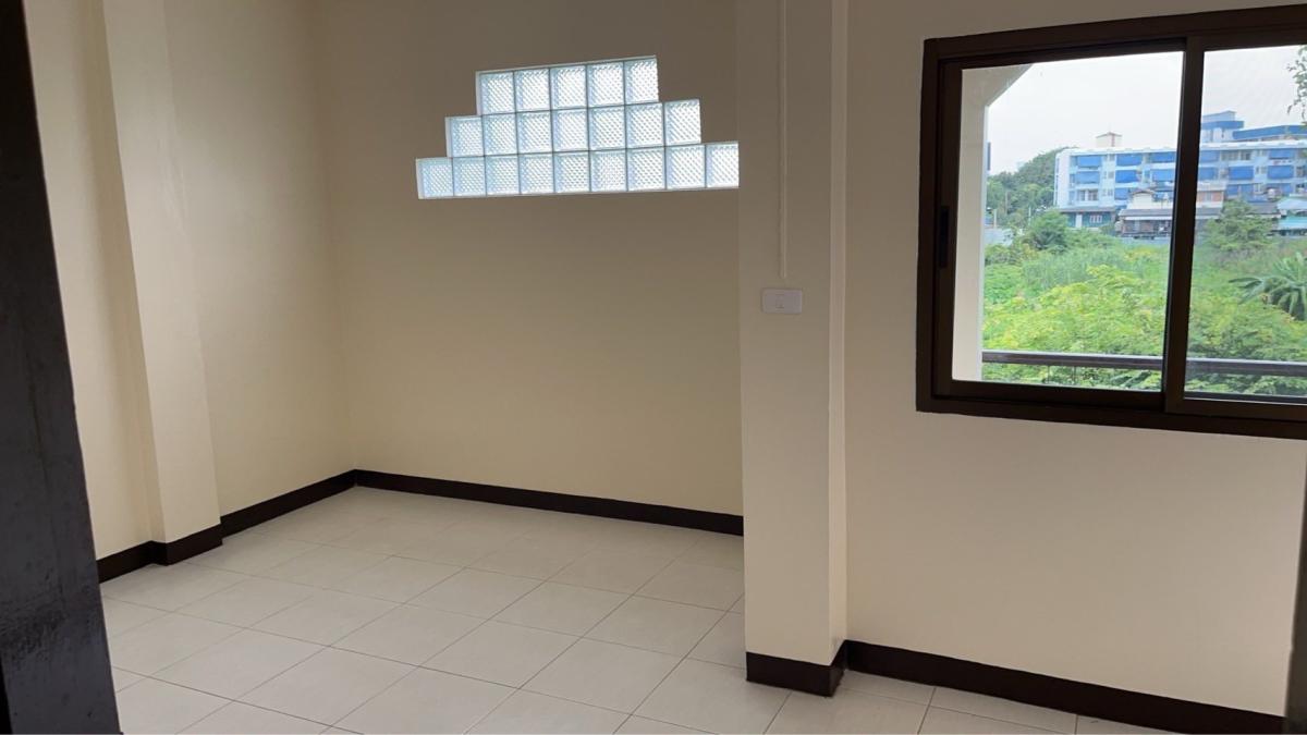 ทาวน์เฮ้าส์กว้าง ใกล้รถไฟฟ้าและทางด่วน