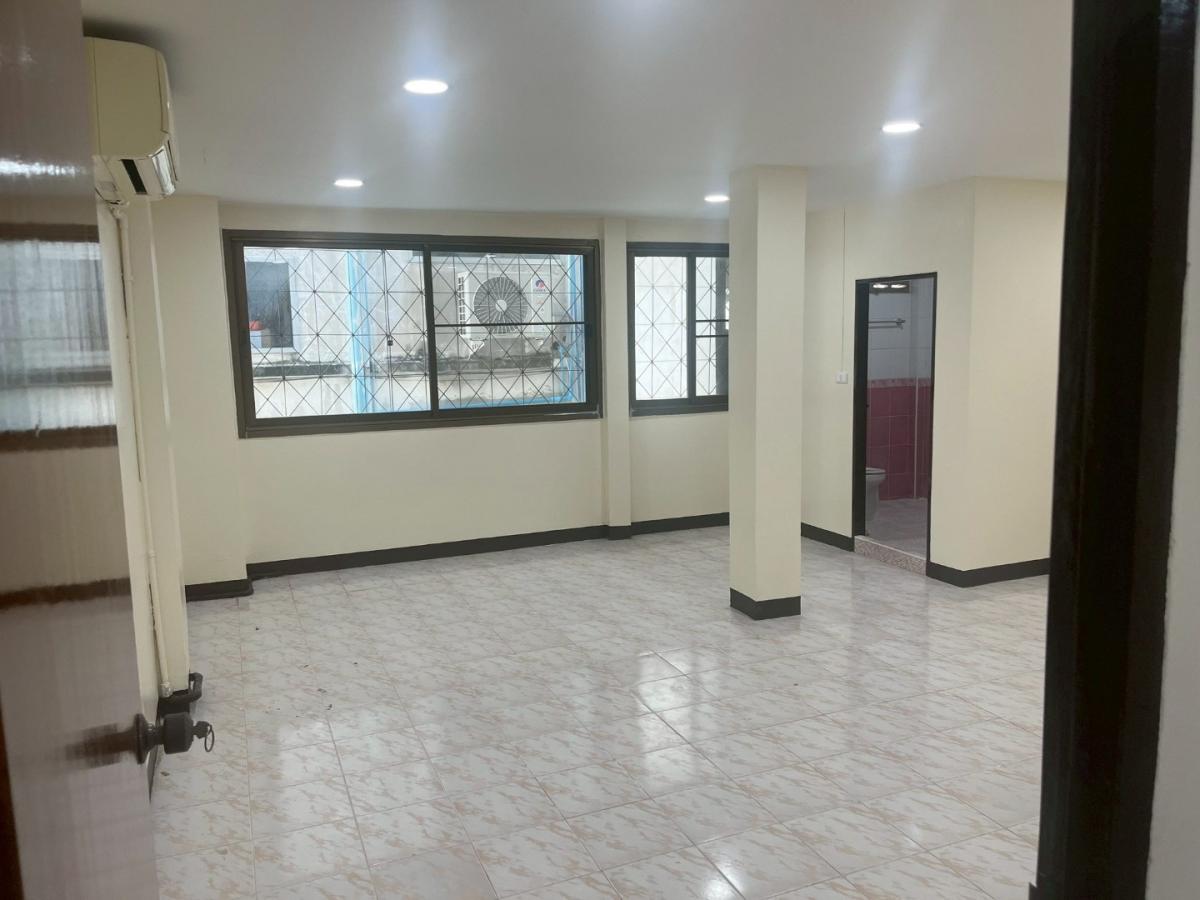 ทาวน์เฮ้าส์กว้าง ใกล้รถไฟฟ้าและทางด่วน