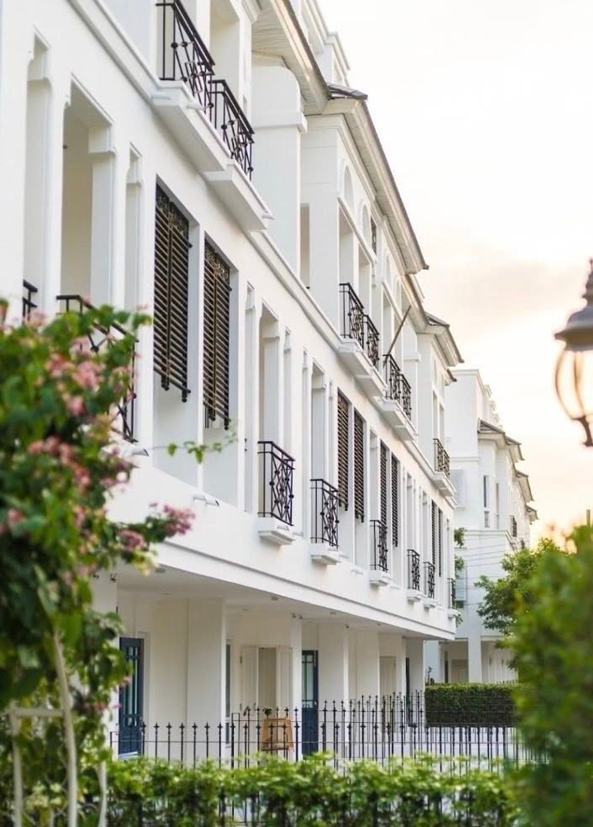 ให้เช่าทาวน์โฮมหรู 3 ชั้น – สุขุมวิท 62 | หมู่บ้านลีออง (Le’On Sukhumvit 62)