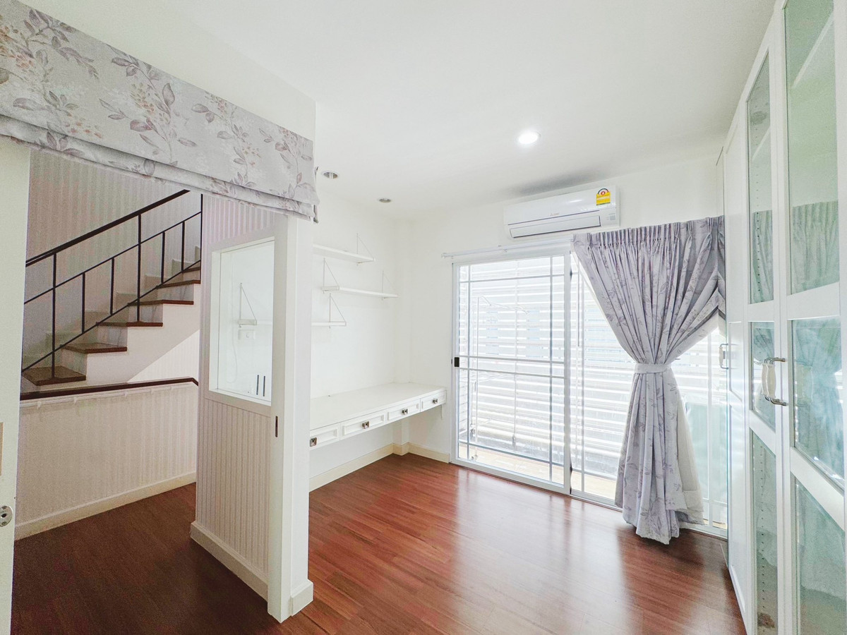 ให้เช่าทาวน์โฮมหรู 3 ชั้น – สุขุมวิท 62 | หมู่บ้านลีออง (Le’On Sukhumvit 62)