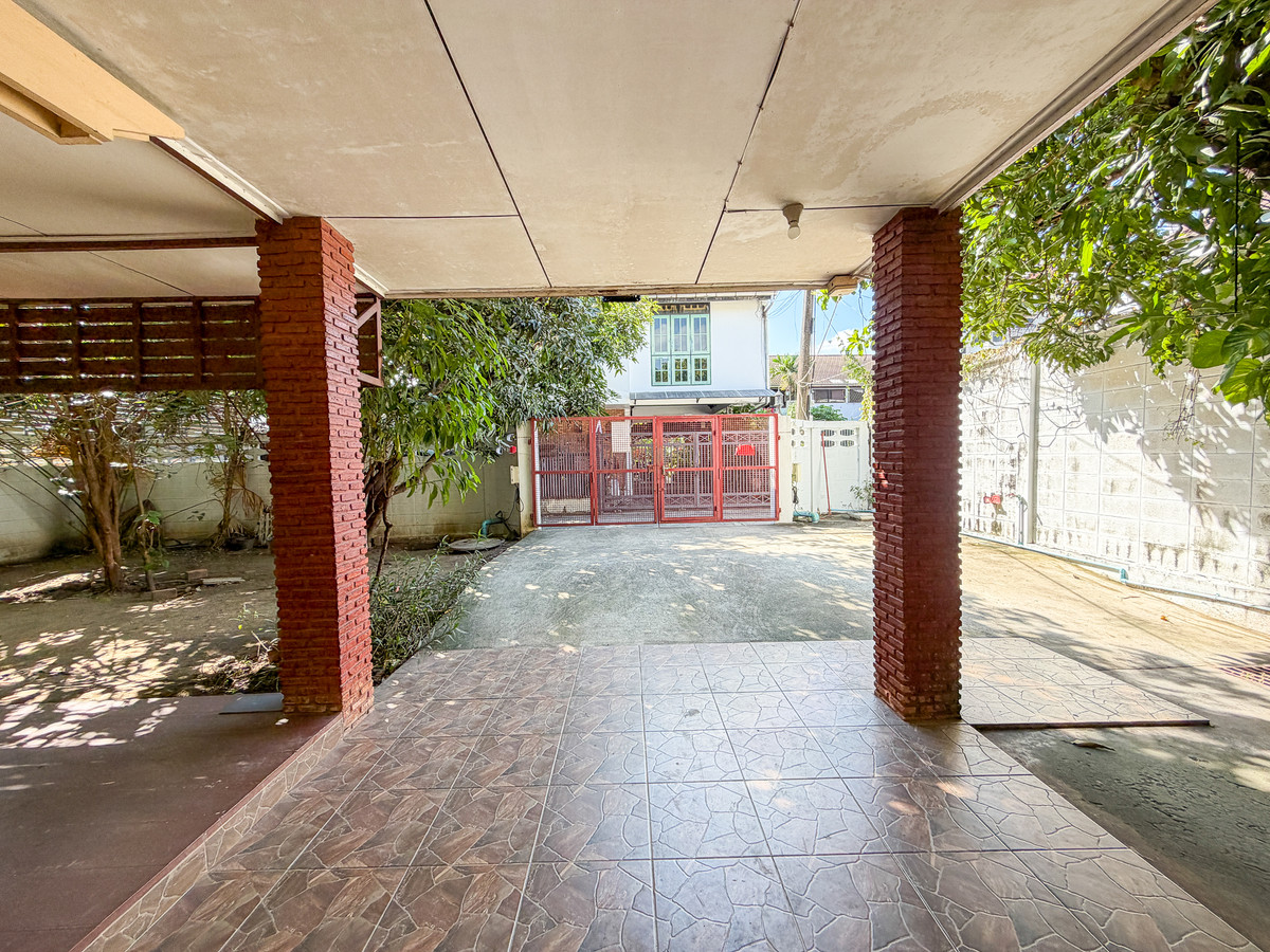 Classic 50-Year-Old House in Ekkamai Soi 10
