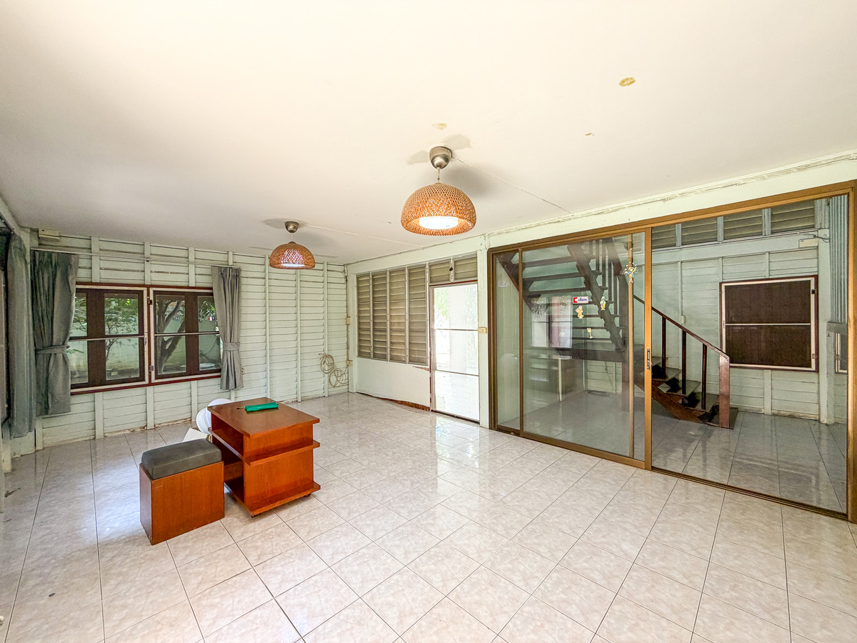 Classic 50-Year-Old House in Ekkamai Soi 10