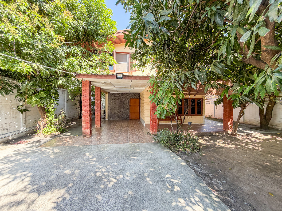 Classic 50-Year-Old House in Ekkamai Soi 10