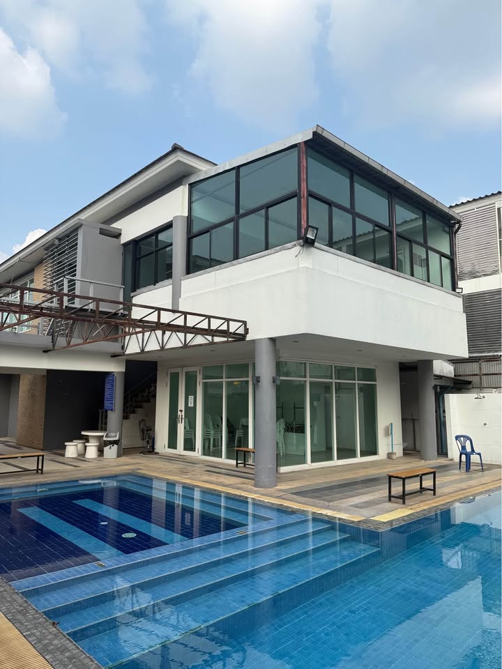  ให้เช่า – อาคารกระจกวิวสระ หน้าหมู่บ้าน | หลักสี่ กรุงเทพฯ