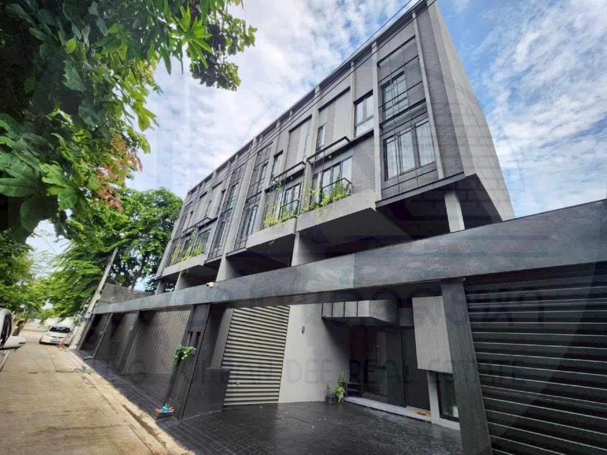 L SCAPE RATCHADA