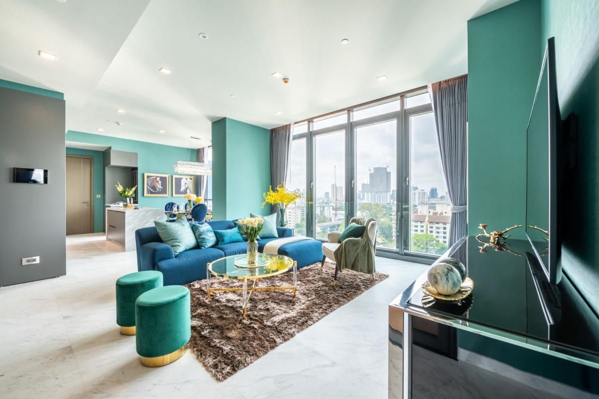 THE MONUMENT THONG LO 